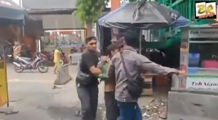Momen tukang parkir liar yang pasang tarif Rp60rb per mobil di Pasar Tanah Abang diangkut aparat kepolisian. (Youtube @BANG RANI STONES)